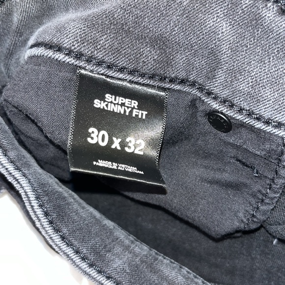 Gently used men’s EXPRESS gray distressed super skinny fit stretch denim 30 x 32 - Picture 3 of 10